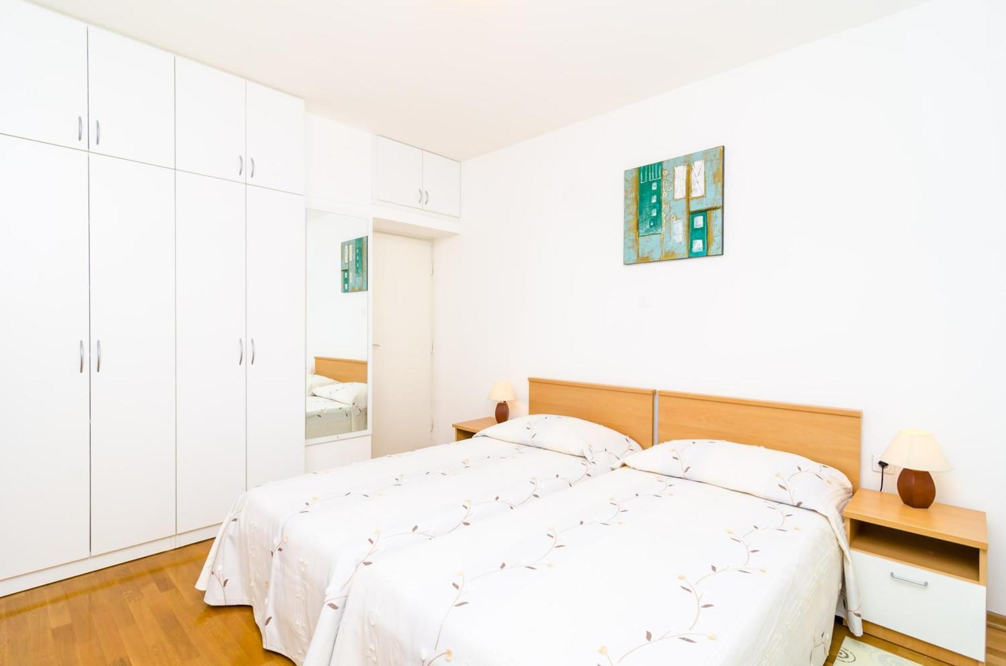 Seaside Terrace Apartment: Beachfront Comfort With Wi-fi Apartment *