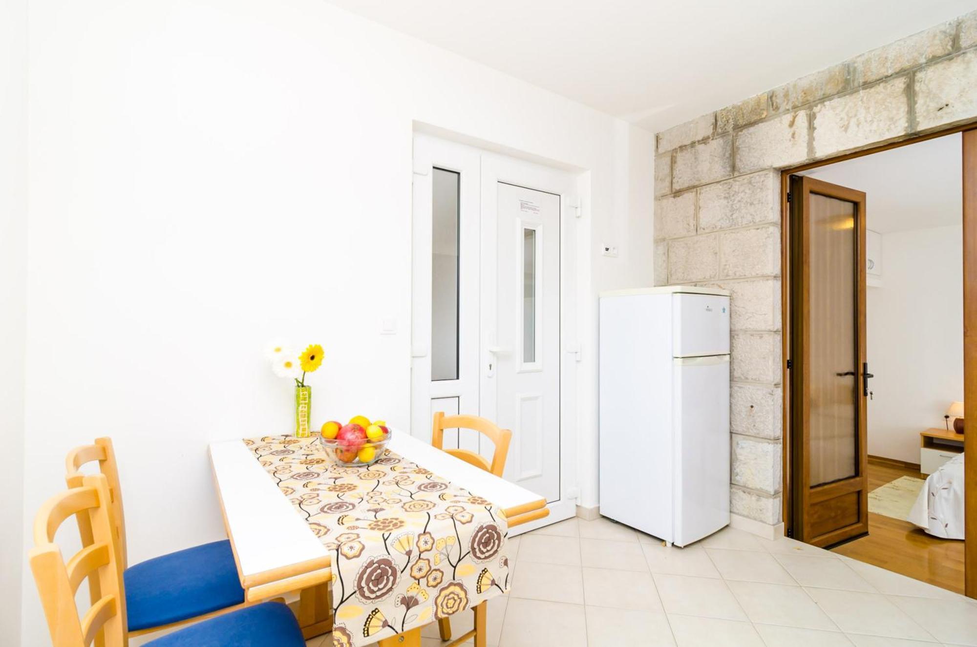 Seaside Terrace Apartment: Beachfront Comfort With Wi-fi Dubrovnik