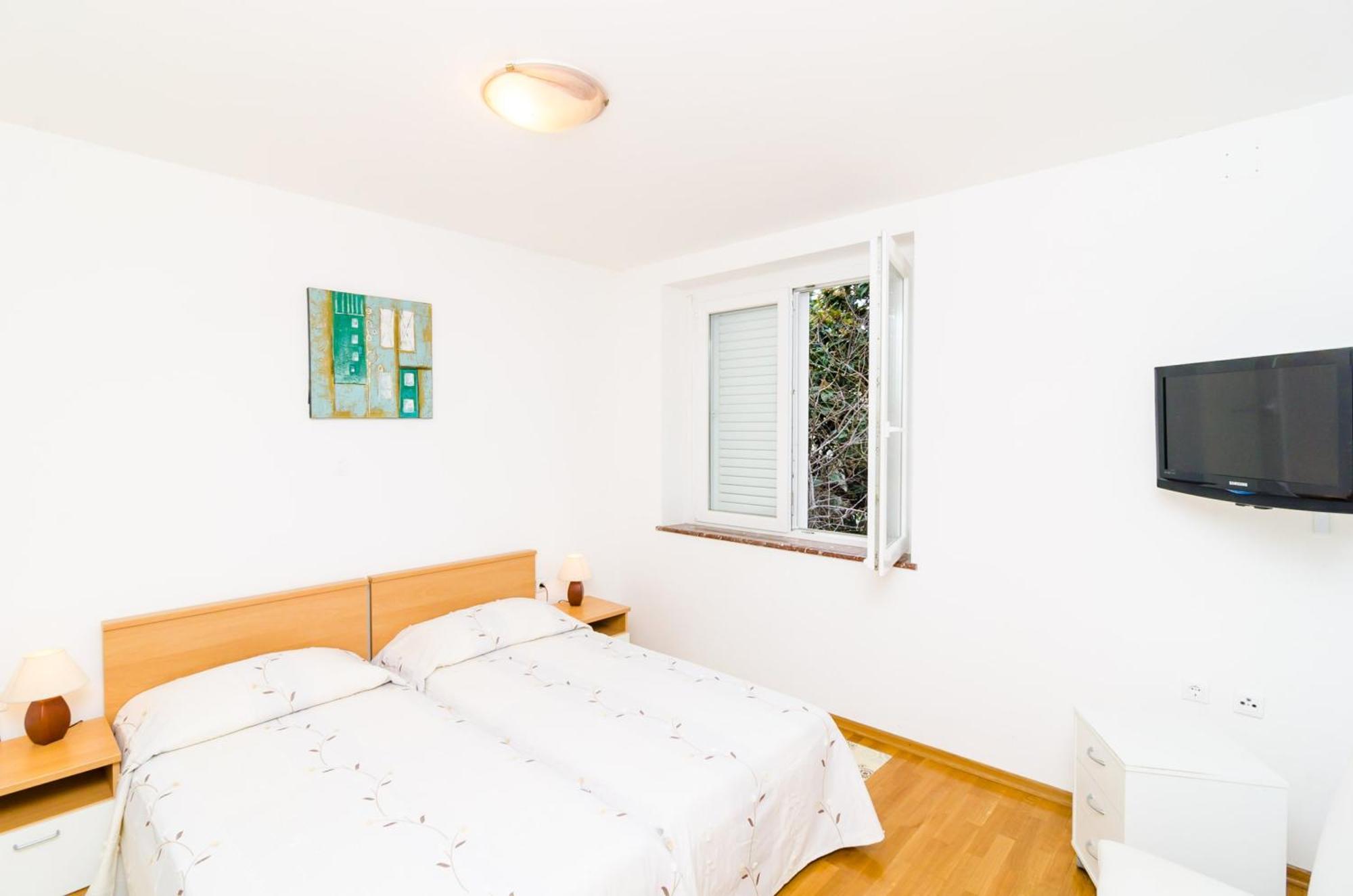 Seaside Terrace Apartment: Beachfront Comfort With Wi-fi *